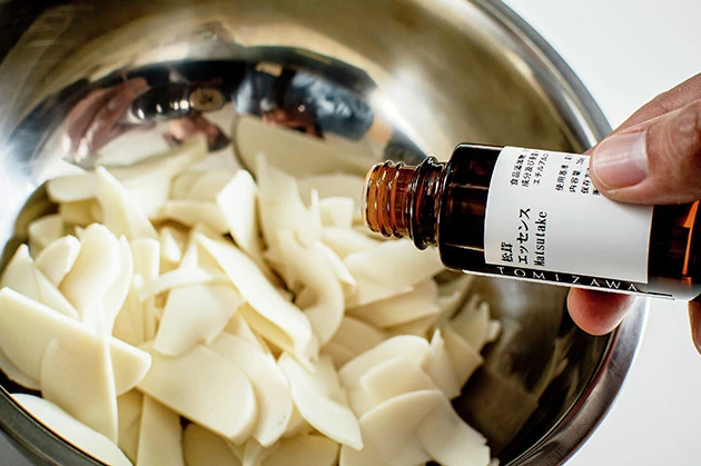 （１）松茸！？　かまぼこを薄くスライスし、松茸エッセンスを大量に振りかけて全体にしっかりとなじませる。これだけでジェネリック松茸の完成。食感もそっくり。もう松茸としか思えない！