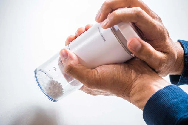 （１）失敗…　柿の種をふりかけにする器具を使ってミンティアの粉砕を試みるも、すぐに刃が破壊されてしまった。バカレシピ研究に失敗は不可欠。すっぱり諦め、別の手段で粉砕だ