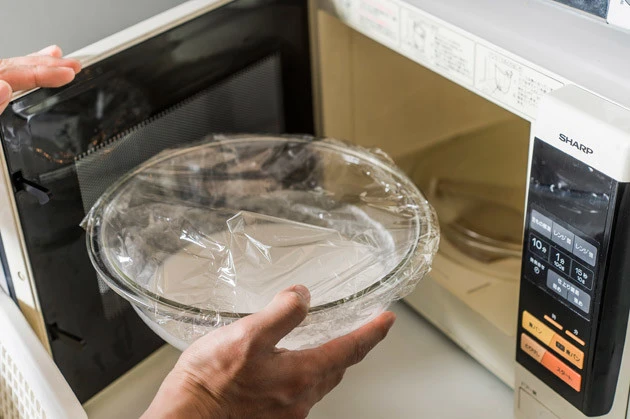 (1)レンチン! 耐熱の容器に白玉粉、水、砂糖を加えてよく混ぜ、ラップをかけて電子レンジ(600W)で3分ほど加熱。いったん取り出してさらに混ぜ、必要に応じてさらにレンチンして固める