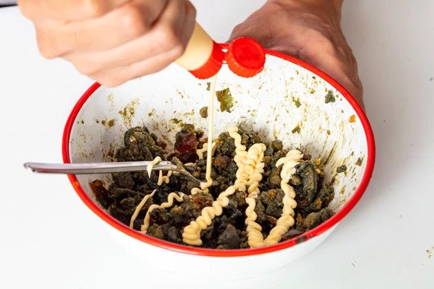 (2)混ぜる! そこにマヨネーズを入れ、通常のたまごサンドの具を作る要領で混ぜる。マヨネーズが均一に混ざったらブラックペッパーとガーリックパウダーも投入し、さらに混ぜる