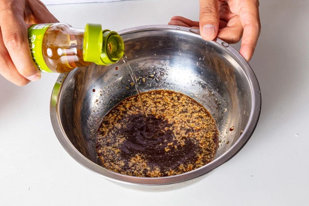 (2)洗う! ボウルに液体ソースとからしマヨネーズを入れて100ミリリットルほどの冷水で割り、全体をしっかりかき混ぜてマヨネーズを溶かす。仕上げに酢を少々入れて味を調えるべし