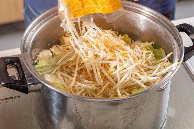 (2)ゆでる! お湯を沸騰させた鍋に、モヤシとキャベツを投入して軽くゆでる。ゆですぎるとシャキシャキ感が損なわれるだけでなく、モヤシの水分でスープが薄くなるため要注意!