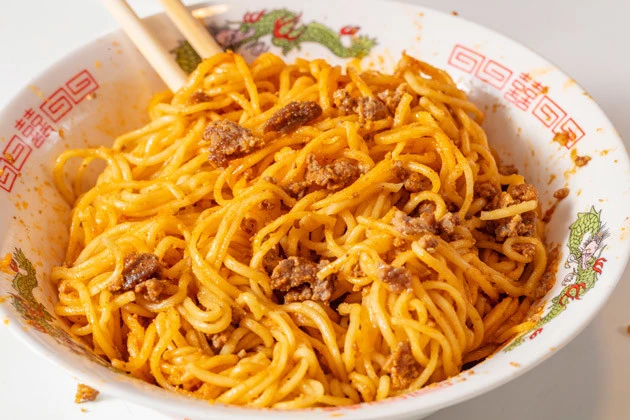 (2)混ぜる! 粉末スープを入れ、全体をかき混ぜる。水分が足りなければ適宜お湯を足そう。このまま食べても激ウマ汁なし担々麺になる。マック肉と担々麺はびっくりするほど、合う!