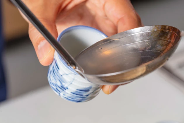 (3)飲む! グツグツと沸騰したらおちょこに日本酒を入れ、クイッと飲もう。一気に体が温まる! 酔いが回るのもいつもより早い気がする。瞬く間にご機嫌だぜ。今夜は最高の気分だ!