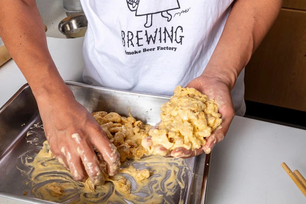 (2)固める! 小麦粉を水で溶き、卵を混ぜて作った衣を肉に絡め、大きな塊にしていく。水の量を控えめにし、ドロッと濃厚な衣を作ることが上手に固めるポイントとなる