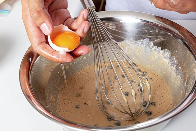 (2)混ぜる! 続いて卵黄も投入し、ダマがなくなるまでしっかりと混ぜ合わせる。使用するタピオカミルクティーが甘さ控えめの場合はこの段階で砂糖やガムシロップなどを追加しよう