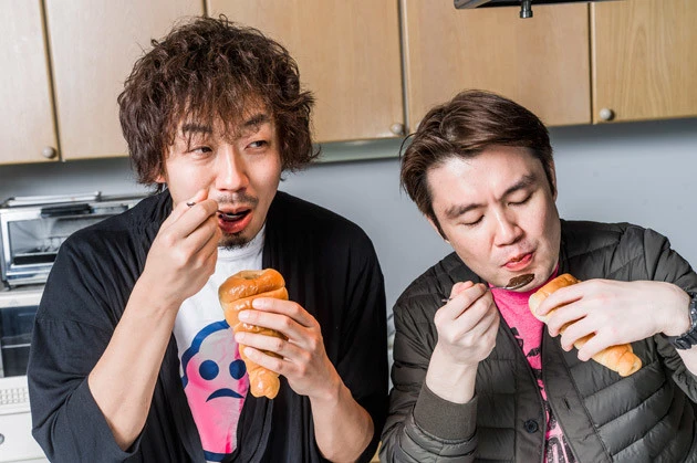 (2)食べる! 抜いたチョコクリームはもったいないのでそのまま食べてしまおう。コロネの形を崩さず奥のほうからチョコクリームを取り出すのは意外と難易度が高い。丁寧に食べ進めよう