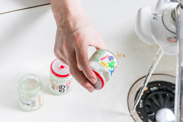 (2)洗う! 中身を食べ終えたらビンの中にお湯を注ぎ、しっかり振ってこびりついた海苔を落とす。洗剤をつけて洗いたいところだが、この方法ならラベルが濡れにくいのでオススメ