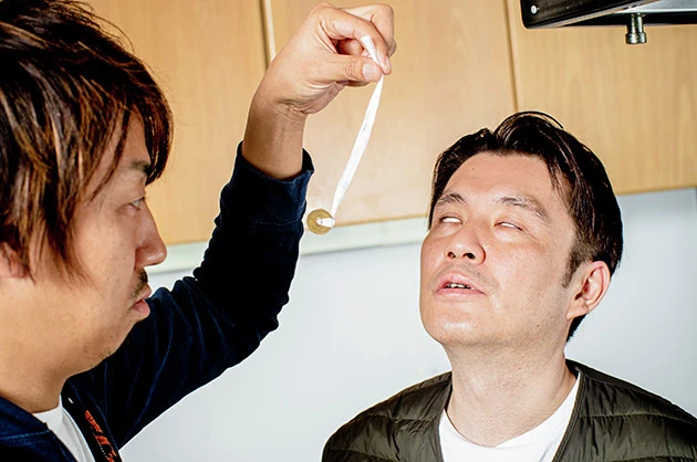 （２）催眠術！　ジェネリック松茸をより強く本物の松茸だと思い込ませるために催眠術は有用だ。５円玉にヒモを通し、相手の目の前で呪文を唱えながら揺らそう。呪文の内容は適当で大丈夫だ