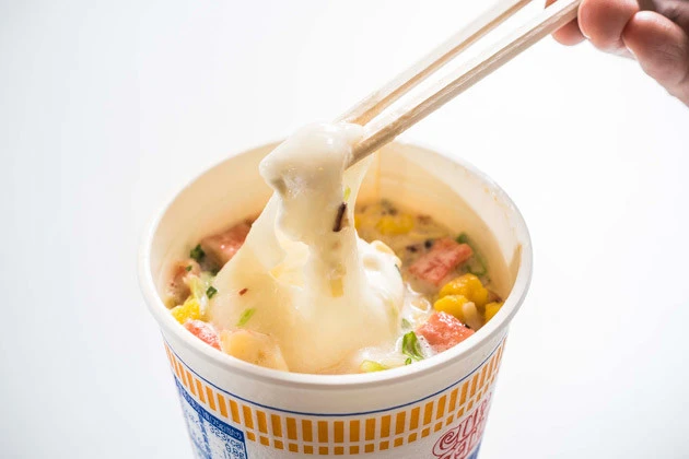 (2)食べる! 食べ進めるうちにバニラアイスが溶け出し、スープの味が少しずつクリーミーに変化。柔らかくなった餅も力うどんのような感覚で不思議と違和感なく食べられる