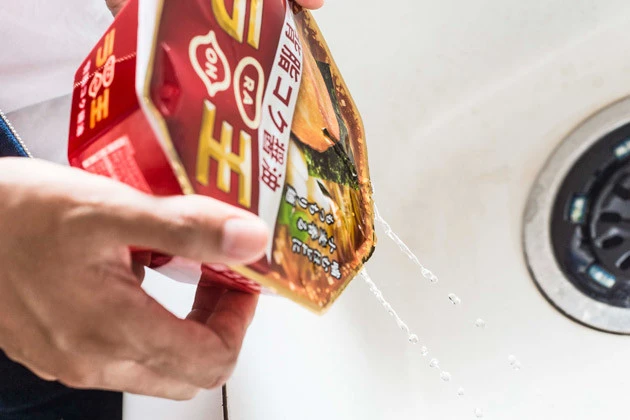 (2)湯切り スープを入れずにラ王を作り、フタに穴を開けて湯切りし、麺だけの状態にする。カップ麺アレンジの常套手段だが、ラ王の高品質な麺はこのアレンジとの相性が抜群である