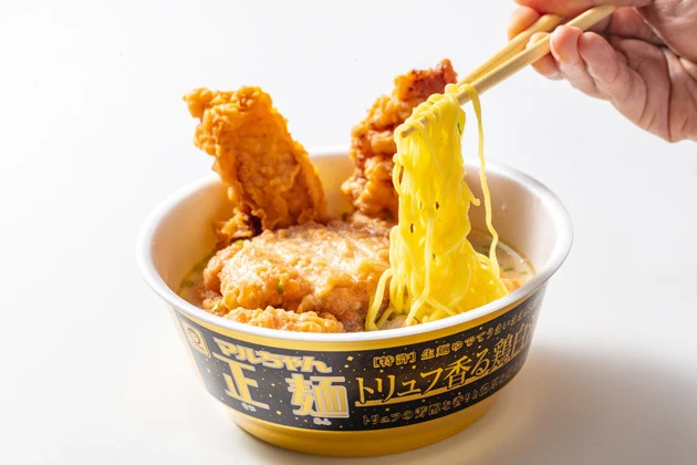 (3)食べる! こってり感と味の深みが増した正麺は驚愕のウマさ! しかも白湯スープに浸ったチキンはチャーシューのように食べられ満足度もヤバイ。こいつは幸せなデブ飯だぜ......!!