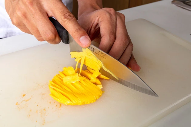 (3)切る! 一平ちゃんにはふりかけとキャベツも入っているが、具がそれだけでは寂しい。オススメはコンビニのオムライスおにぎり。卵の部分を細く切るだけで美しい錦糸卵に!