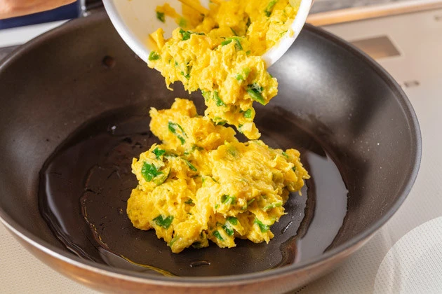 (3)焼く! 油を多めに引いて熱したフライパンにほぐれた玉子を投入し、両面を焼く。もともとお湯を注げば食べられるものなので、軽く固まればOK。柔らかい場合はフタを駆使しよう