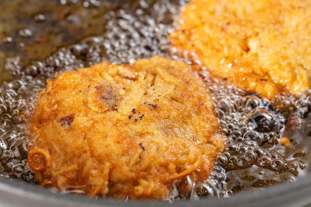 (3)揚げる! お好みの大きさに丸めた麺に小麦粉と卵をつけ、パン粉をまぶして油で揚げる。表面がきつね色になったら油を切って食べよう。そのまま食べても、ソースなどをつけてもOKだ