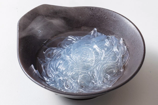 (4)カスタム! テンションが高まってきたら鍋に具材を投入し、つまみを作るのも幸せ。特にオススメは春雨。日本酒を吸収した春雨をすすれば、食べているのに酔えるという新感覚を体験可能