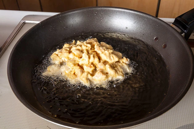 (3)揚げる! 肉を衣で固めたらそのまま熱した油の中に入れ、表面がキツネ色になるまで揚げる。中身の肉はすでに火が通っているため、高温でカラッと揚げることを意識しよう