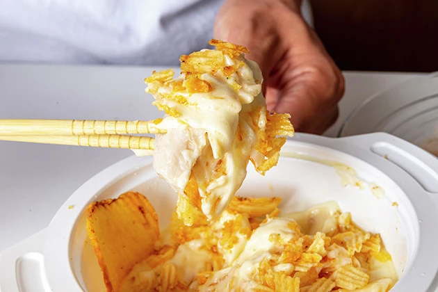 (4)ディップ! あとは一口サイズにカットしたサラダチキンをディップして食べるだけ。特濃バターチーズをたっぷり絡めれば、あっさりサラダチキンがジューシーなチキンに早変わり!