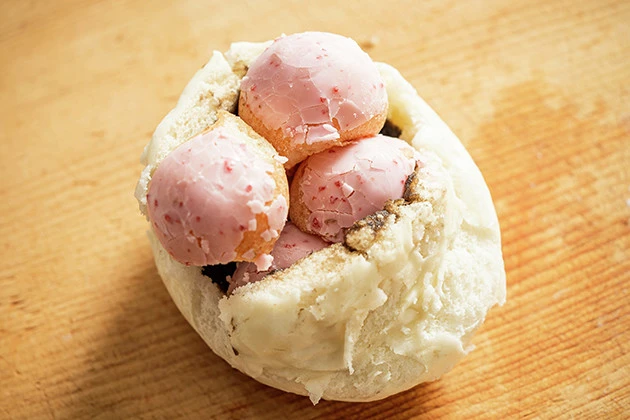(3)入れる! あんまんの裏側を包丁で切り開き、解体したポン・デ・ストロベリーを限界ギリギリまで詰め込む。あんまんに弾力と爽やかなイチゴ風味がプラスされ、激しくウマい!