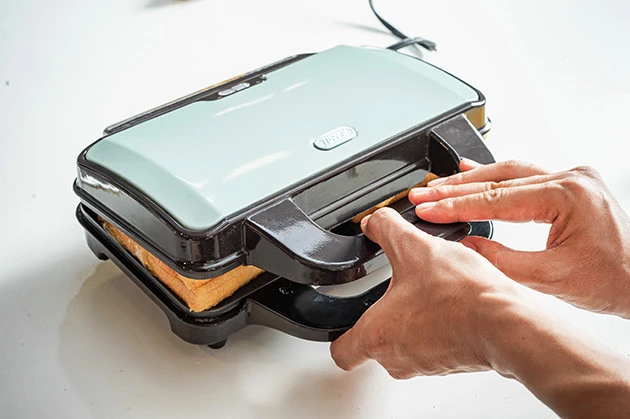 (3)プレス! 準備ができたらホットサンドメーカーを閉じてパンを焼き上げよう。アイスはなるべく中央に配置するのがポイント。溶けてしみ出す量を減らすことができるはずだ