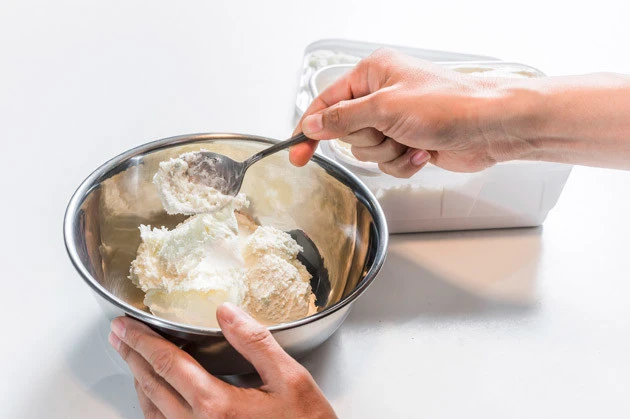 (3)移す! アイスをボウルに移し、巨大なアイス玉を作っていく。溶けてしまうのを防ぐために作業はなるべく手早く。ボウルも直前まで冷凍庫で冷やしておくといいだろう