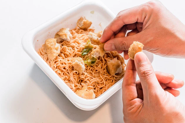 (3)ちぎる! 続いてナゲットをちぎり、焼きそばに加えていく。5個すべてを入れるとかなりボリューミーになる上に、味も薄くなってしまうので要注意。2、3個が適量だろう