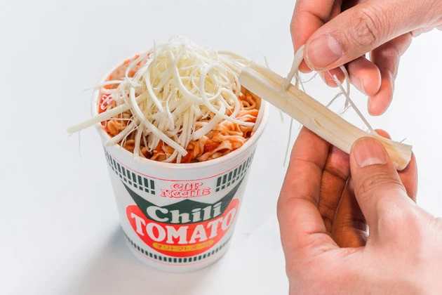 (3)チーズ! 3分強待てば完成するが、チーズも入れてさらに濃厚にすべし。さけるチーズを細かく裂き、麺の上にのせて溶かしながら食べよう。チリ感を増したいならタバスコも投入!