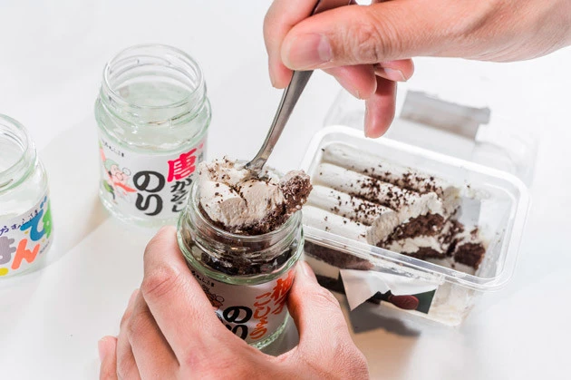 (4)移す! スプーンを使って市販のティラミスを桃屋のビンに移していく。きれいに移す作業は案外難しいが、上手に盛りつけると不思議とオシャレに見えてくるのがおもしろい