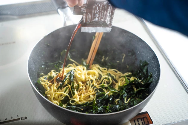 (3)炒める! 全体を炒めながら水分を飛ばし、添付の液体スープを軽く1周円を描くように入れる。水分はほとんどワカメが吸収するため、案外すぐに水気がなくなるので要注意