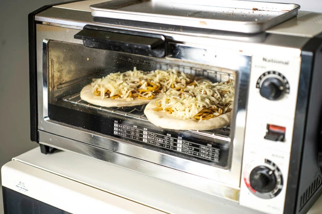 (3)焼く! 盛りつけが完了したら、あらかじめ温めておいたトースターに投入して焼き上げる。そのまま食べられるものを食材に使用しているので、生地とチーズに焦げ目がつけば完成だ