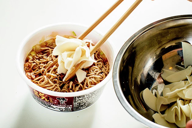 （３）盛る！　どん兵衛鴨だしそばを作ったらラーメン二郎を思い浮かべながら、ジェネリック松茸を山のように盛ろう。どん兵衛は別の味でも構わないが、具の少ない鴨だしそばがベター