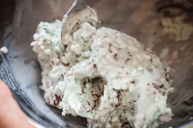 （３）まぜる！　チョコミントアイスをボウルにあけ、そこに固形のミンティアを一気に投入。スプーンを使ってミンティアが全体にまざるよう丁寧にまぜ込んでいく