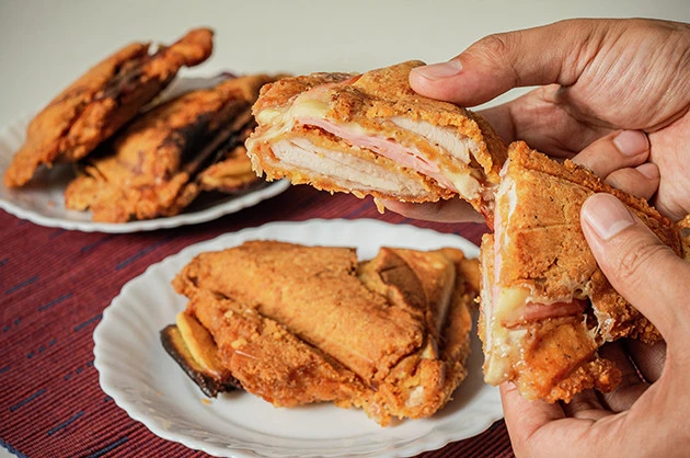 (3)切る! 5分ほど焼いたらフタを開けてホットサンドを取り出し、半分にカットしてアツアツのうちに食べよう。パンのホットサンドと同じく簡単にカットすることができる