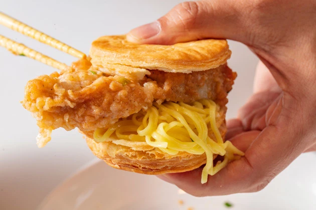 (4)カスタム! ケンタッキーのビスケットがあれば半分に割り、間にチキンと麺を挟んでラーメンバーガーにしても激ウマ。マルちゃん正麺の麺のクオリティが高いからこそ可能なアレンジだ!