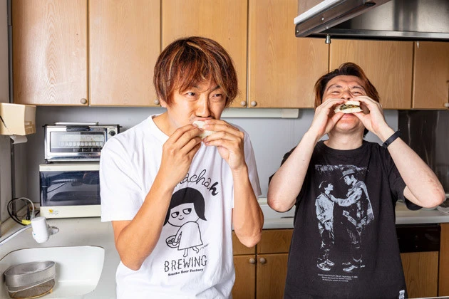 (5)激ウマ! あとは大きな口で食べるだけ。ピータンとマヨネーズの濃厚な味わいに、ブラックペッパーとガーリックの刺激が最高にマッチ! 見た目は悪いが味は文句のつけようがない!