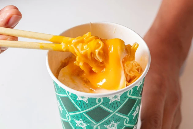 （５）激ウマ！　あとはおいしく食べるだけ。カップがオシャレだとチキンラーメンがいつも以上にウマく感じられる。ストローで麺を吸い込めば、街歩きしながらでも食べることができるぞ