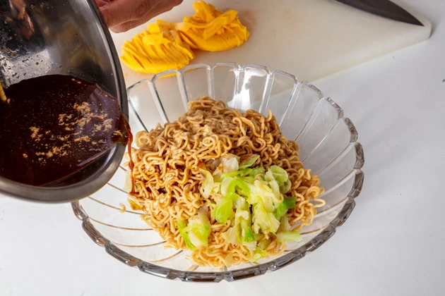 (4)盛る! 食器に冷やした麺を盛り、ソースとマヨネーズを混ぜて作ったスープをかけ、キャベツ、卵、ふりかけを盛りつけたら完成。お好みでマヨネーズをかけてもおいしく食べられる