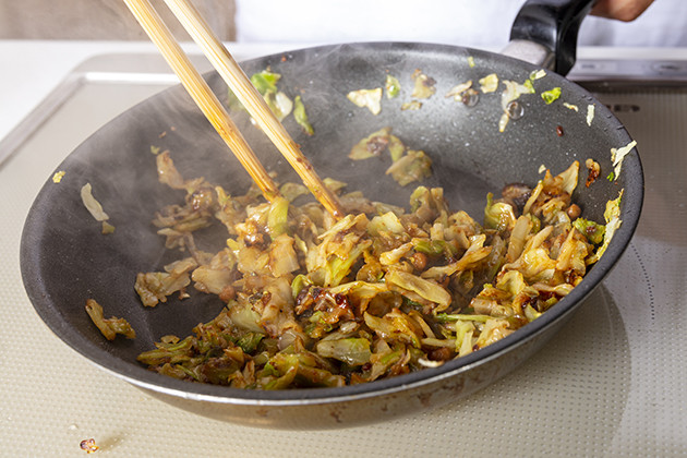 ｂ級フード研究家 野島慎一郎のバカレシピ ペヤングのかやくサッポロ一番みそラーメンが夢のコラボ ペヤング 回鍋肉 19年8月30日 Biglobeニュース