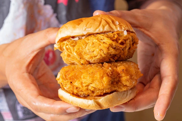 (5)カスタム! ハンバーガーの余ったバンズで挟み、メンチカツバーガーにして食べてもウマい。バンズも衣も中身もほぼ小麦粉で作られているが、ウマすぎてそんな違和感は忘れさせてくれる