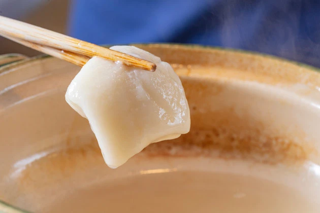 (5)カスタム2! 小腹がすいたら鍋用の餅も入れるべし。餅も日本酒も原材料は米。意外なようで合わないわけがない。餅本来の味を堪能できる......気がする。※酔いが回っている状態での見解