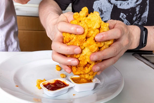 (5)つける! ナゲットが揚がったらアツアツのうちにお好みのソースをつけて食べよう。ただし、ナゲットが大きすぎてそのままつけにくいため、スプーンなどで塗って食べるといいだろう