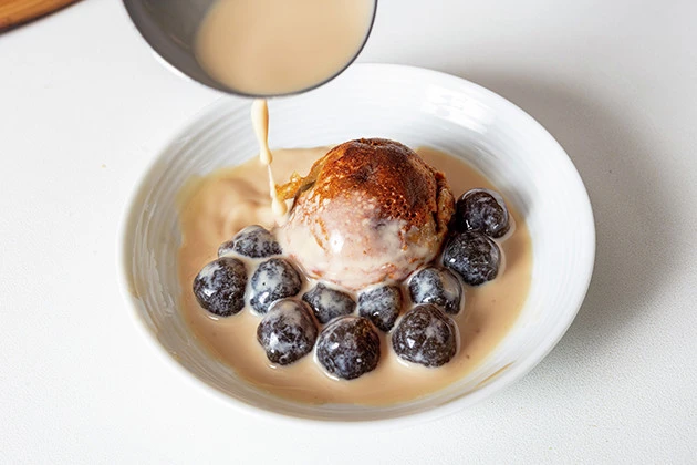 (5)カスタム! 焼き上がったらそのまま食べてももちろんウマいが、砂糖をまぶしたりハチミツをかけたりしてもウマい。ミルクティーが余っていたら浸しながら食べるのもオススメ