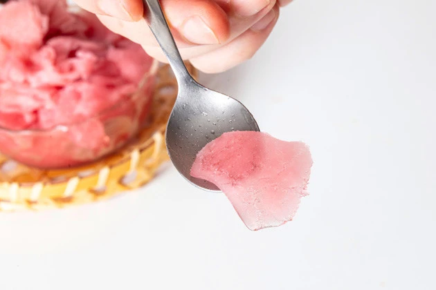 (4)マグロ! かき氷機から出てきた冷凍蒟蒻畑はスライスされたような形状になり、その見た目はマグロの刺し身に完全一致。かき氷機の中にはネギトロ状の物体も残り、見た目がおもしろい