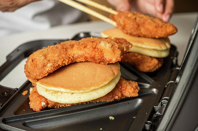 (5)カスタム! 今回はコンビニ菓子パンのホットケーキサンドをファミチキで挟んでみたがそれも激ウマに仕上がった。挑戦する場合はぜひ楽しみながらいろいろな具で試してみてほしい