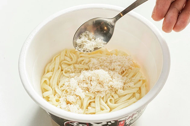 (5)カスタム! 余った粉はいろいろな料理に使うこともできる。今回はどん兵衛の麺をカップ焼きそばのように湯切りし、麺に絡めて食べてみた。パン、麺、ご飯、お菓子、なんにでも合う!