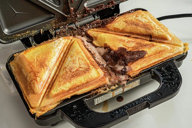 (4)完成! 焼き上がったらなるべく早く食べるべし。アツアツのほうがウマいのはもちろんだが、時間の経過とともに中身がどんどん垂れてくるからだ。食後は機械の掃除も忘れずに