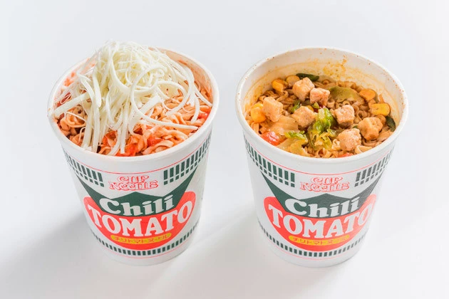 (5)比較! 通常どおり作ったチリトマトヌードルと比較すると、濃さが違いすぎてぶっ飛ぶ。通常版はトマトの味がまるで感じられないのだ。こうした比較研究もバカレシピの醍醐味である