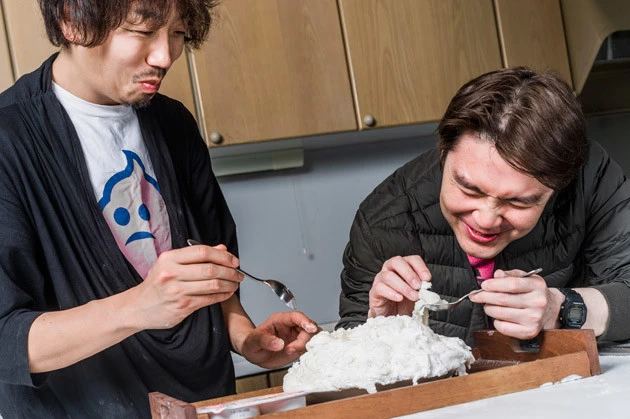 (5)食べる! 残念ながら今回は瞬時に崩壊し始めてしまったため、写真撮影もそこそこに大急ぎで食す。味は完璧に雪見だいふくそのもの。今回の反省を生かし、いつかリベンジしたい