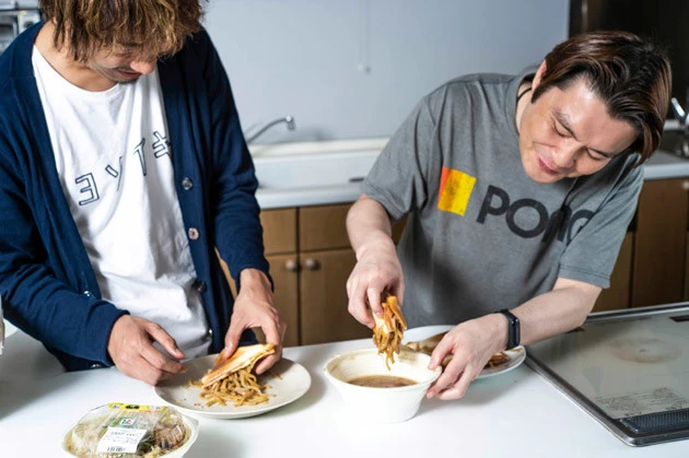 (4)カスタム! 食べる際には豚ラーメンの余ったスープに浸したり、唐辛子やこしょうをかけたり、バターやマヨネーズを塗ってアブラマシマシ感覚を味わうのもよし。自由自在にカスタム可能だ