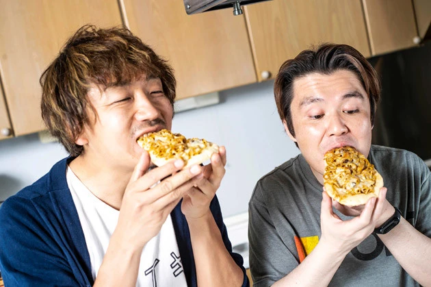 (5)食べる! 焼き上がったらなるべく早めに食べるべし。アツアツのうちに食べたほうがおいしいのは当然だが、時間の経過とともに麺がのび、生地がしっとり湿って味が落ちてしまう